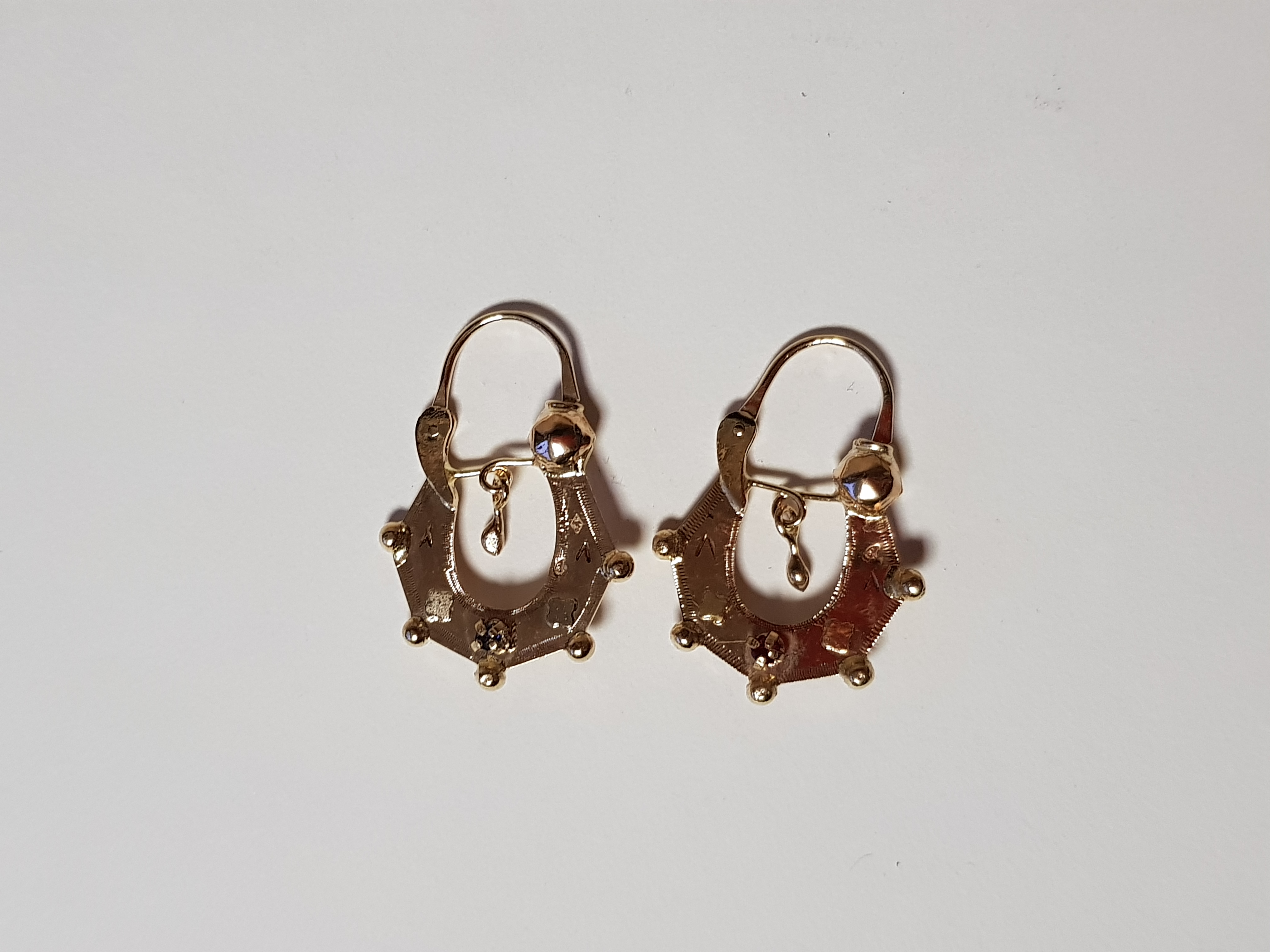 Boucles D'oreilles Créoles Plaqué Or 18 Carats Avec Pierres Rubis - Style Savoyardes, Neuves étiquetées
