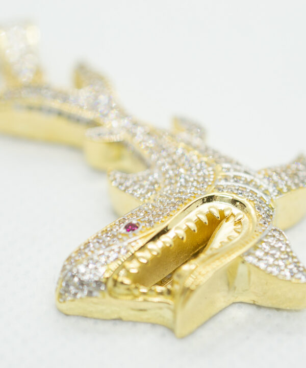 Pendentif requin en or 18 carats
