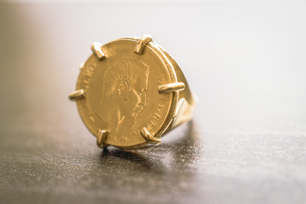 Bague pièce griffe en or 18 carats